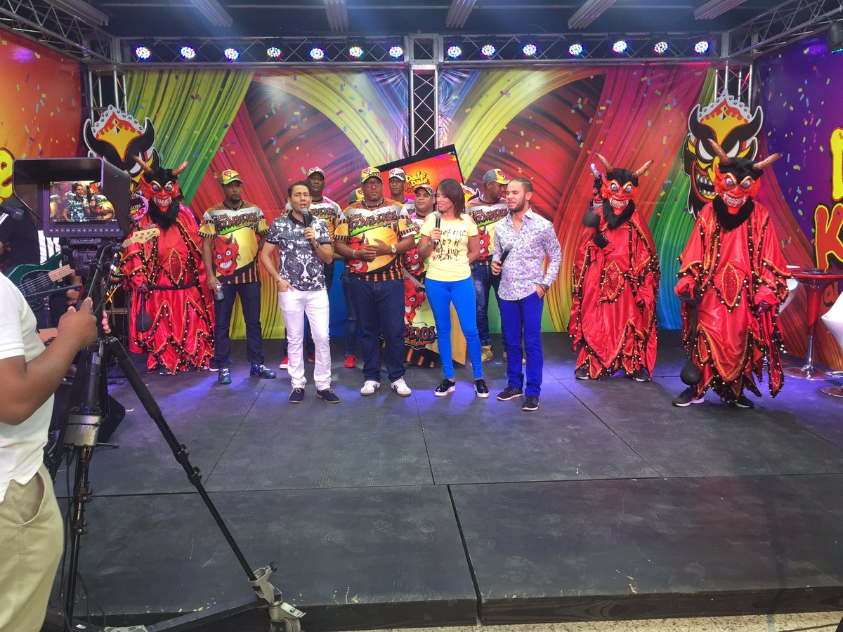 DKDalCarnaval's tweet photo. Nuestro Primer grupo de la noche #LosVerdaderos en #DKDalCarnaval por @Microvision10 de @telecentral https://t.co/hPaPPMzOZL