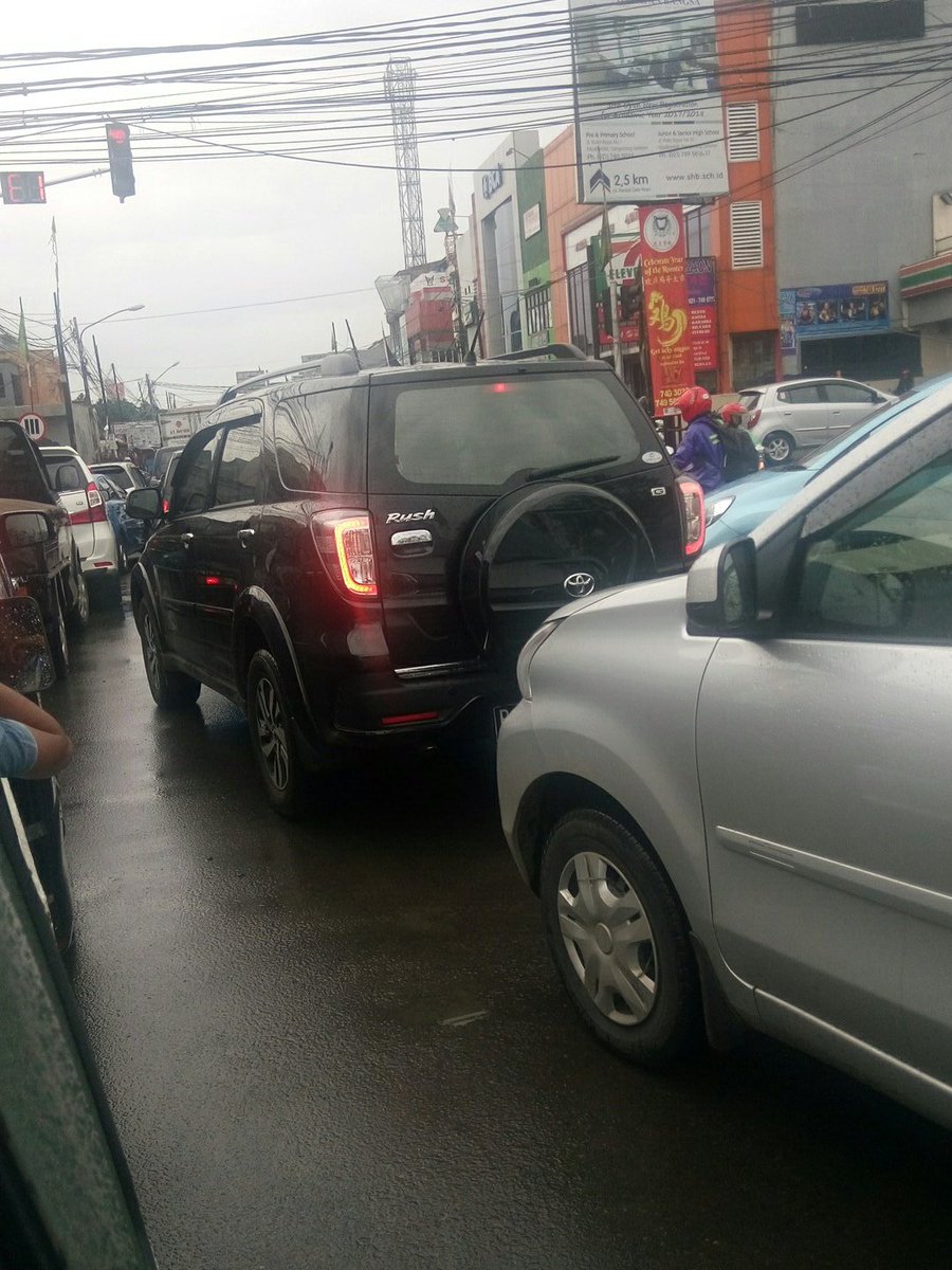 gannymp's tweet photo. @TMCPoldaMetro  pak kemacetan terjadi karena lampu lalin yg padam, ada pos polisi , tp polisinya ga ada.. Lokasi: Perempatan Gaplek Pdk Cabe https://t.co/oWgMSZf2QW