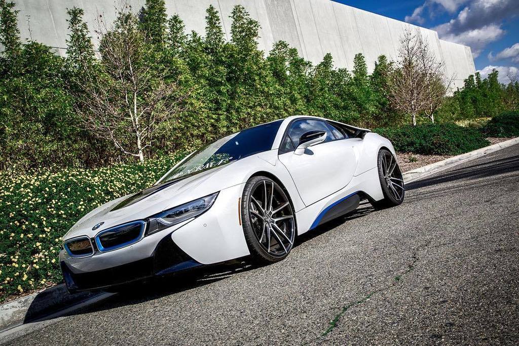 2CRAVE's tweet photo. BMW i8 
No. 34 // 22"
Glossy Black / Machined Face

#2crave #bmw #i8 #rims #wheels #electriccar https://t.co/PY7214EbFk
