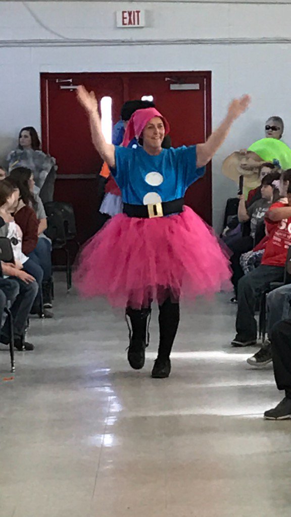SebastopolElem1's tweet photo. Here comes Snow White and the Seven Dwarfs!  @_teamar360 @ReginaBiggers #ReadQuest17 https://t.co/6K4spscIGV