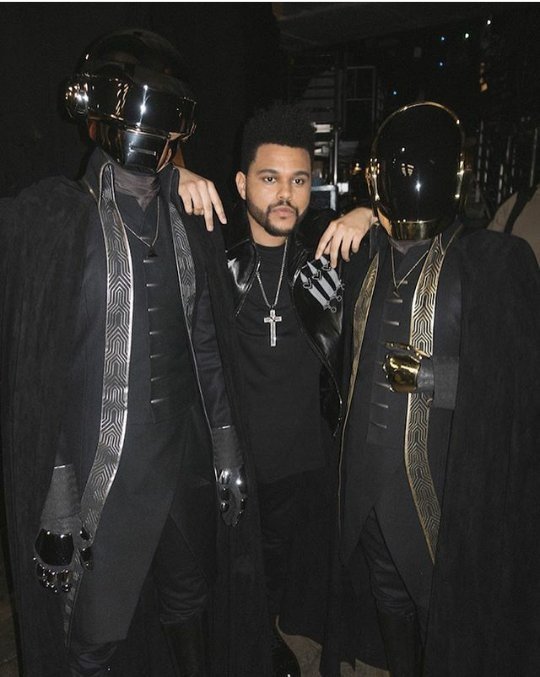 Happy Bday The Weeknd, 27 anos de muitas teorias de conspiração. E eu quero fotinhass fofas com a dona Selenita viu 
