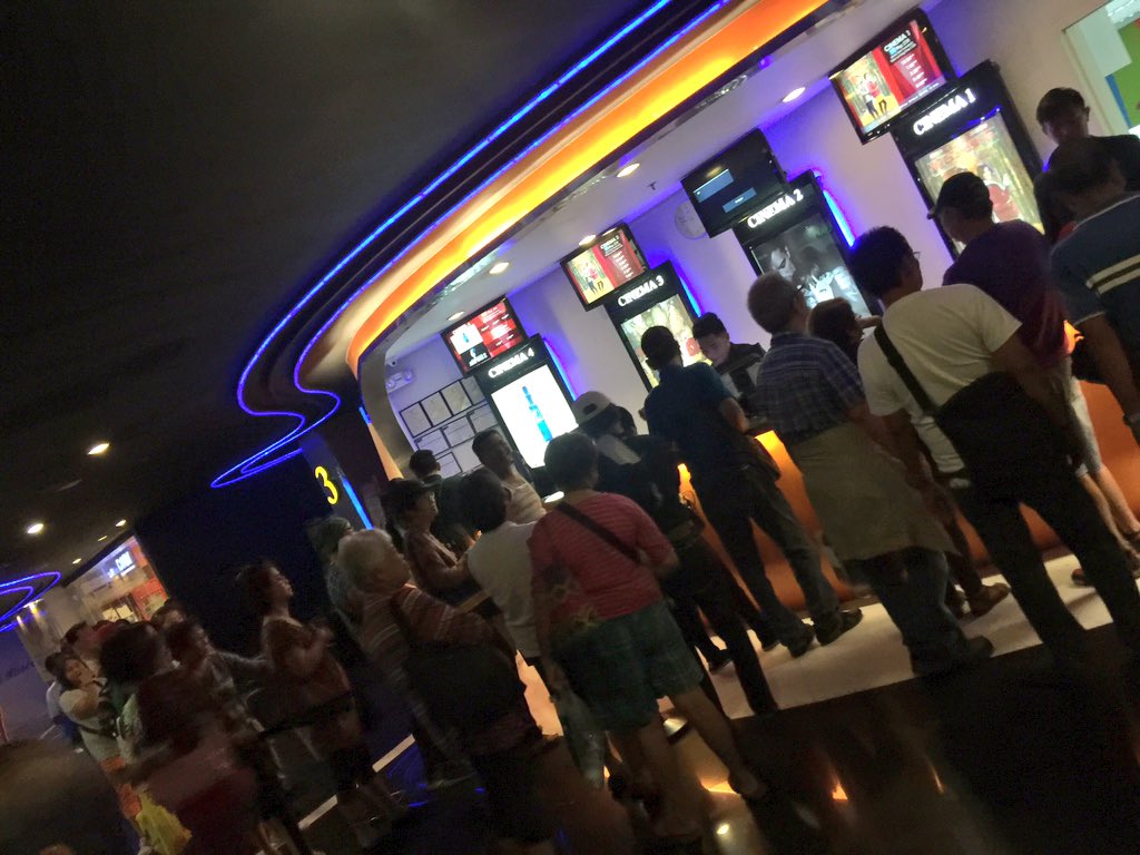 Purple_FranU's tweet photo. Ang aga aga ng pila ng cinemas dito sa Lucky Chinatown which is unusual....  hihihi #MyExAndWhysMegablockbusterDay2 https://t.co/DTxa4uZnUH