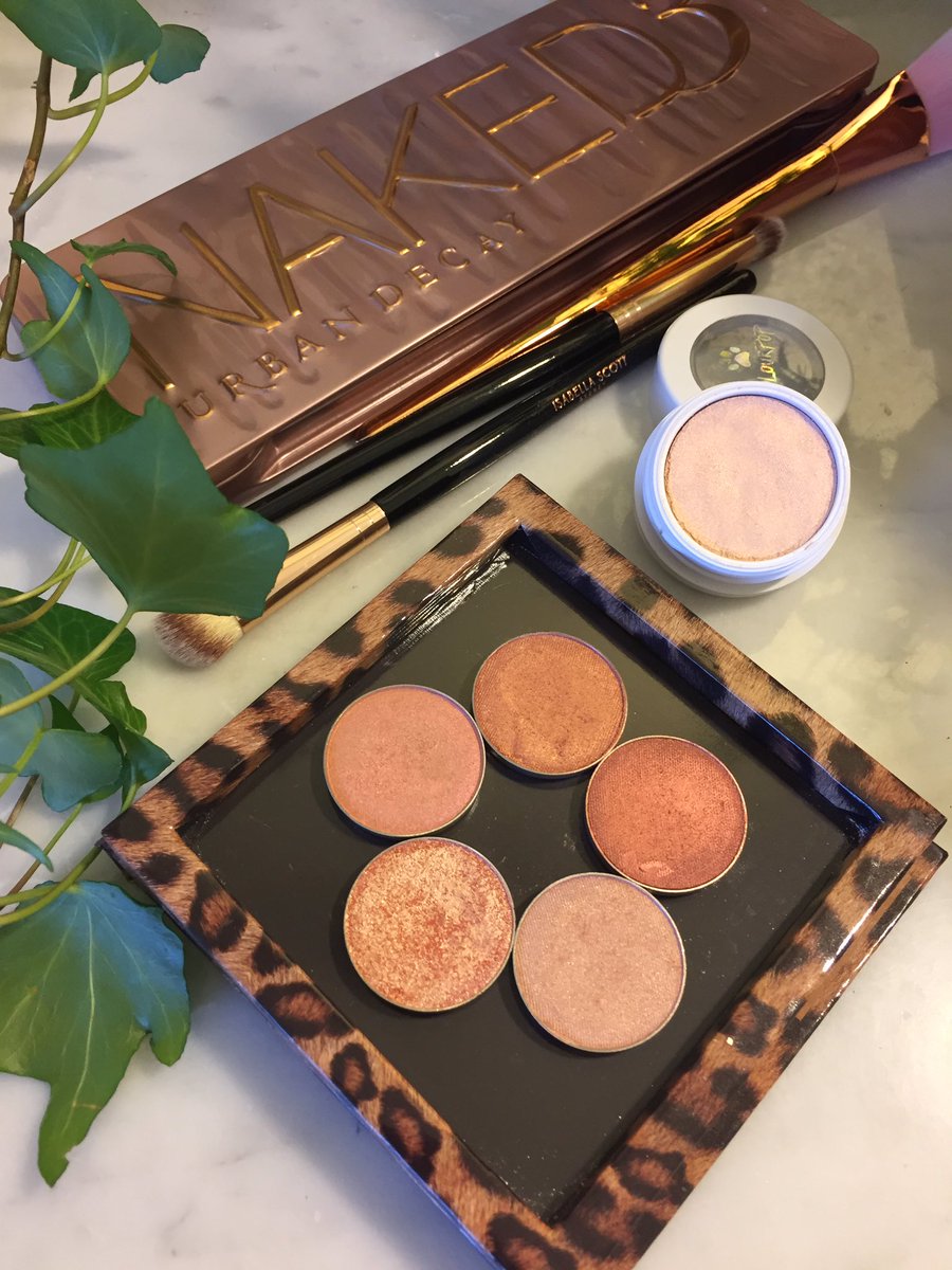 SeanaGarrow's tweet photo. 😍Love😍the #rosegoldvalentinesdaytheme eyeshadows👁👁from last night!Look out 2018-I'll be doing this again! (Only w/rosier &amp; goldier colors!)😍 https://t.co/v8Q91MLBQE