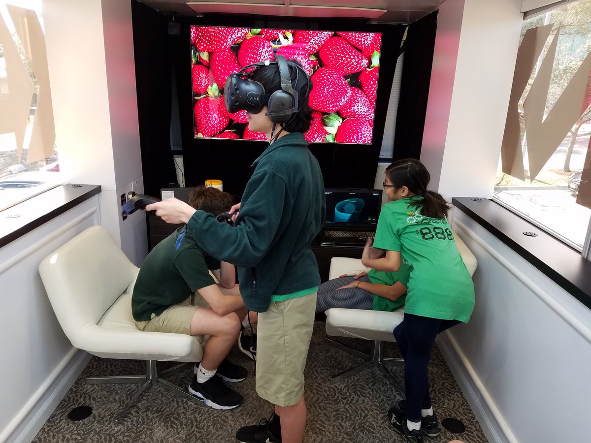 FTC8886's tweet photo. We checked out VR and other cool tech on the @NXP Smarter World Tour Truck. #omgrobots #NXP #DrivingIoT https://t.co/Nj64EtdQS9