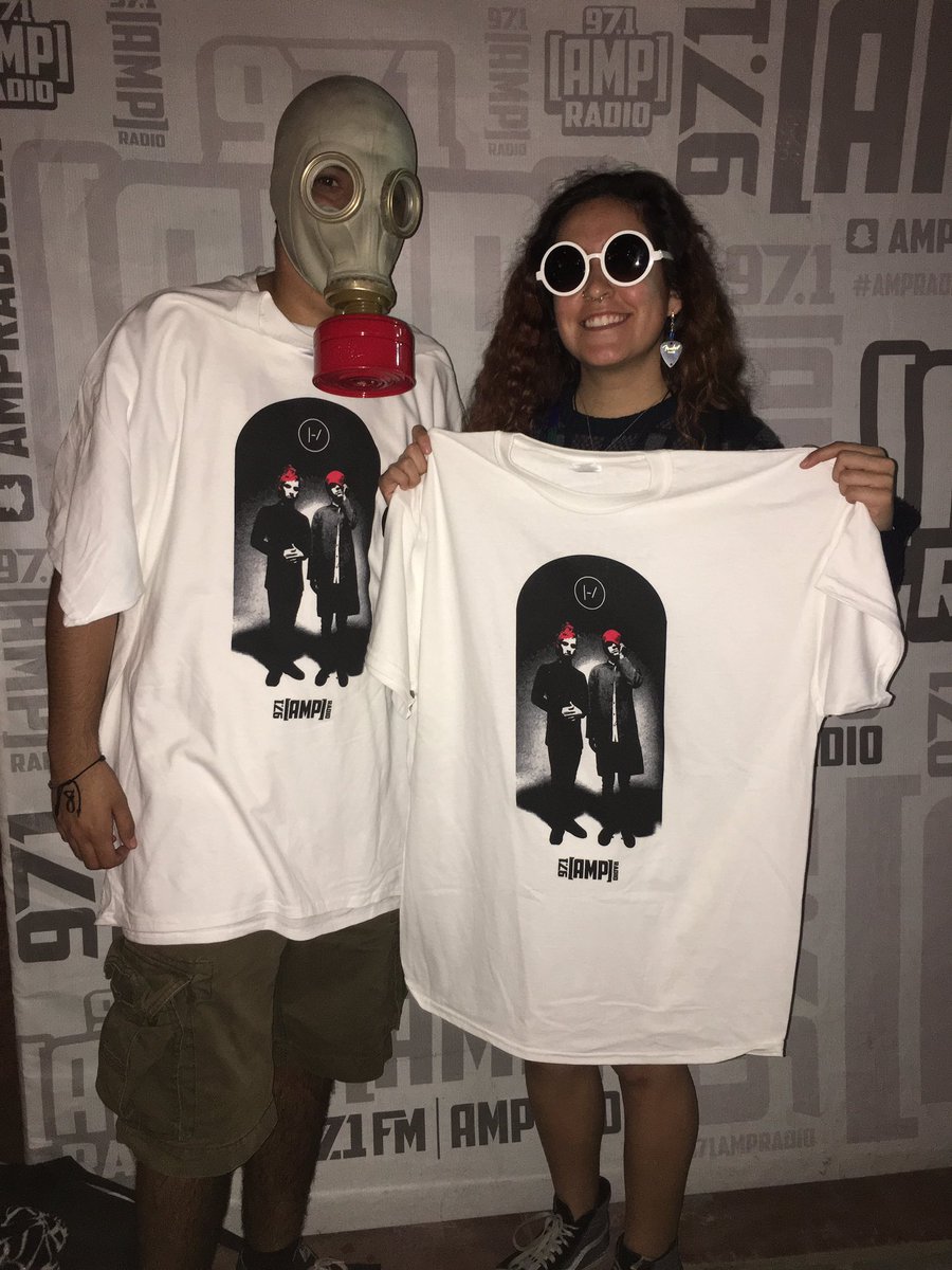 971now's tweet photo. Just found the biggest @twentyonepilots fan!! πβ£οΈ Who's excited for the show tonight @HondaCenter? #TwentyOnePilots #ampradiola https://t.co/loPqARA5Ew