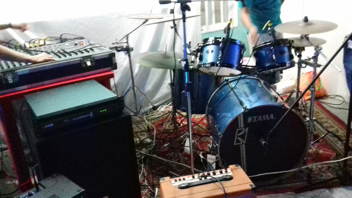 ReinaRojaBand's tweet photo. En unos minutos transmitiremos el ensayo general del concierto del 5 de marzo en nuestra pagina de facebook https://t.co/FuWclPocah https://t.co/LOf6CfJe9R