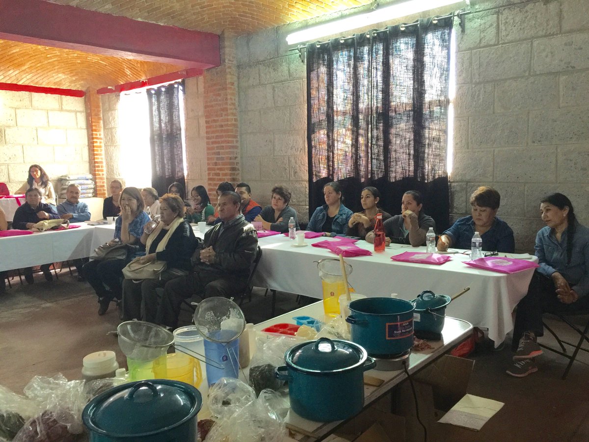 monicamelchor04's tweet photo. #ElCampoEnNuestrasManos Capacitación a mujeres del estado de Querétaro en #HuertosMedicinales #Sagarpa #AsercaQuerétaro #IncaRural https://t.co/JGv0mRdqPP