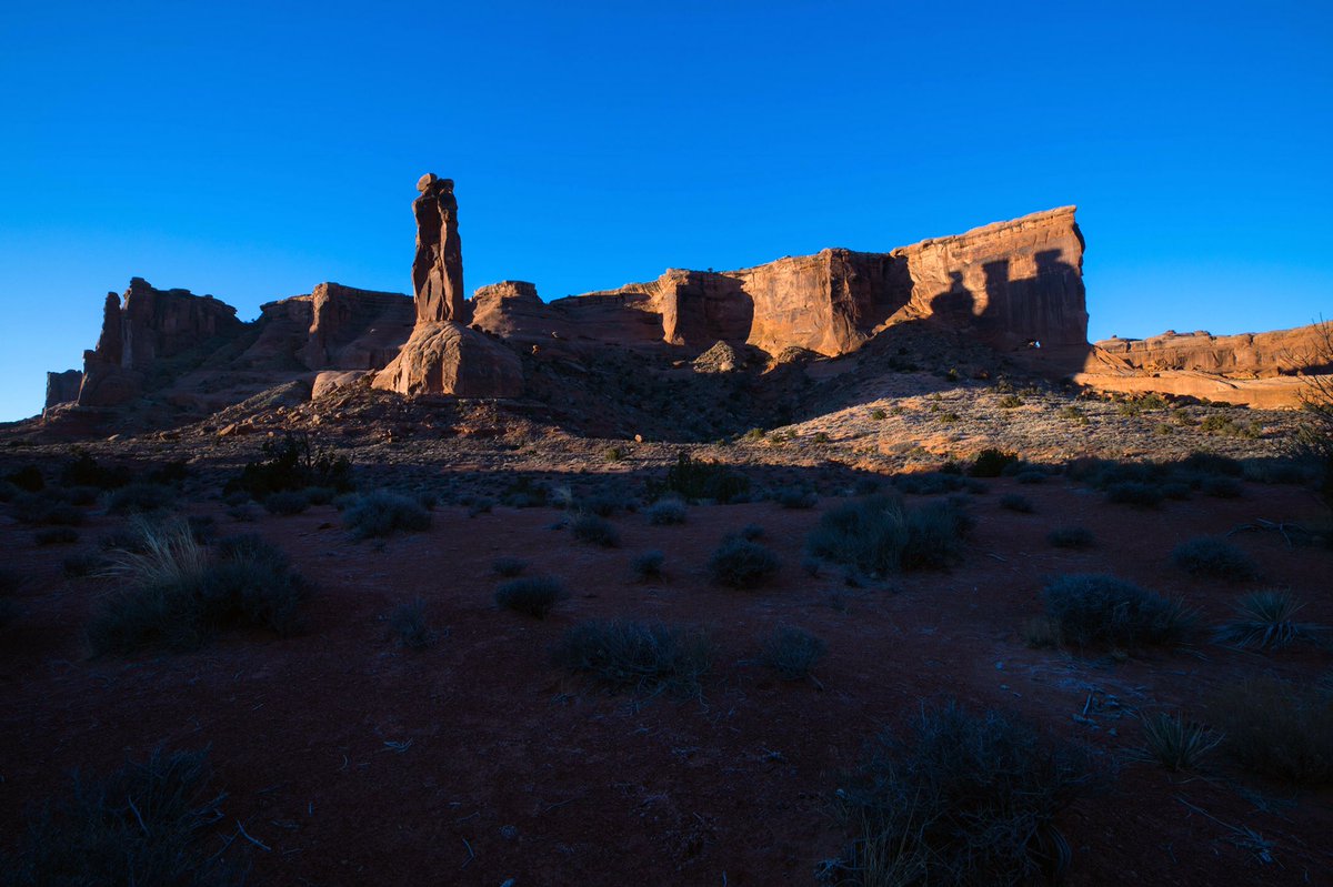 RoxStonePhoto's tweet photo. As if this rock is only there to provide a canvas for The Three Gossips. #Utah #arches #photography #canon5div RSP© https://t.co/6JbsMOdAjz