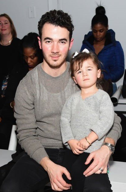 TwiteroDrogado's tweet photo. Si Kevin, Joe y Nick son hermanos... entonces siguen siendo los Jonas Brothers?? https://t.co/rmHOV93c6y