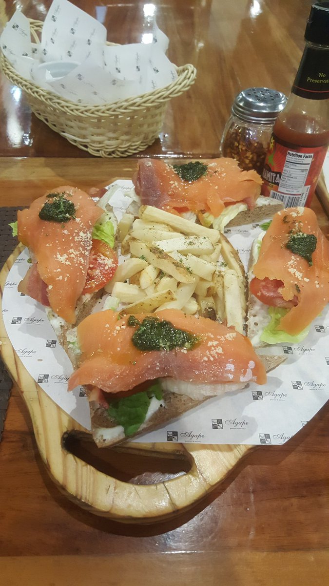 zimmyleam's tweet photo. Kunware diet #tartines #latevdaydate https://t.co/oazzMgIzjy