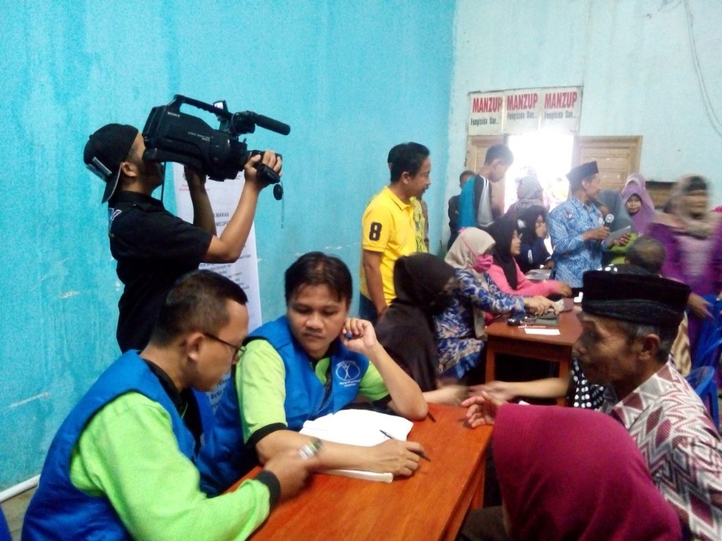 khuddamID's tweet photo. Pengobatan gratis bersama @HumanityfirstID Dan melayani warga Kersamaju Tasikmalaya. https://t.co/1WkJYG7icF