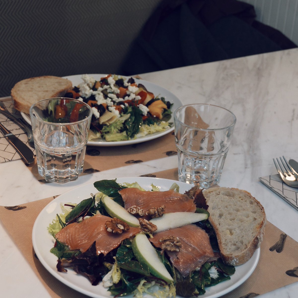 ¿Qué tal una comida en #crustó para planear el fin de semana? Ensalada de salmón, manzana y nueces y ensalada de pasta con verduras asadas.