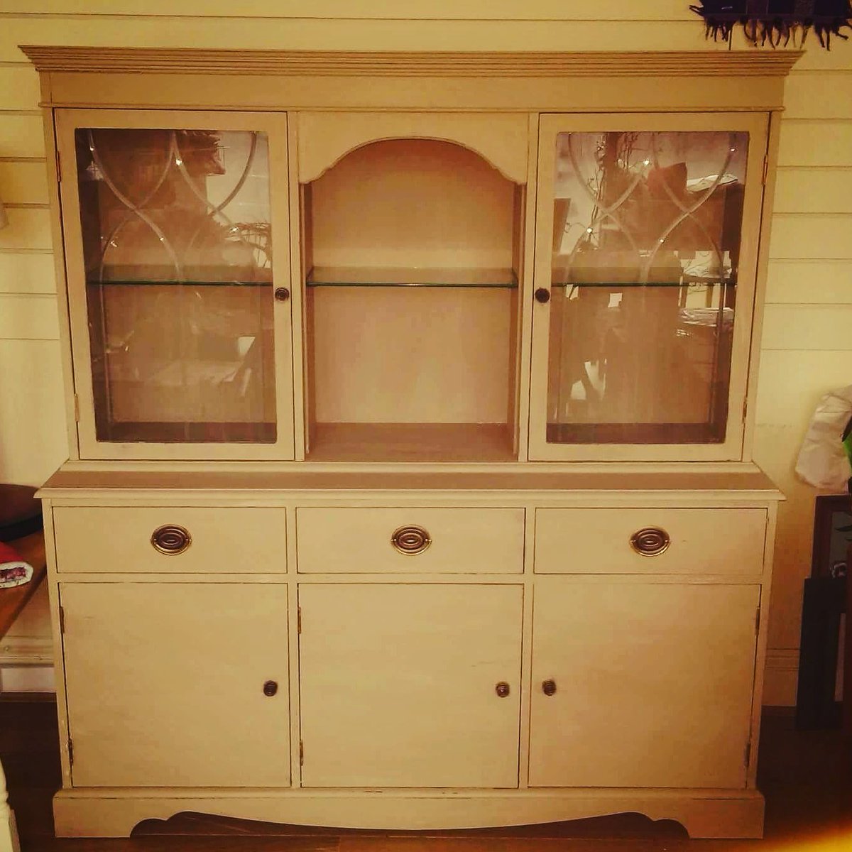 reinkarnation15's tweet photo. Three drawer dresser painted in Potters Mouse. Reduced to £295!
#dresser #neutral #upcycle #paintedfurniture #reloved #reused #repurposed https://t.co/r5or7a0AR5