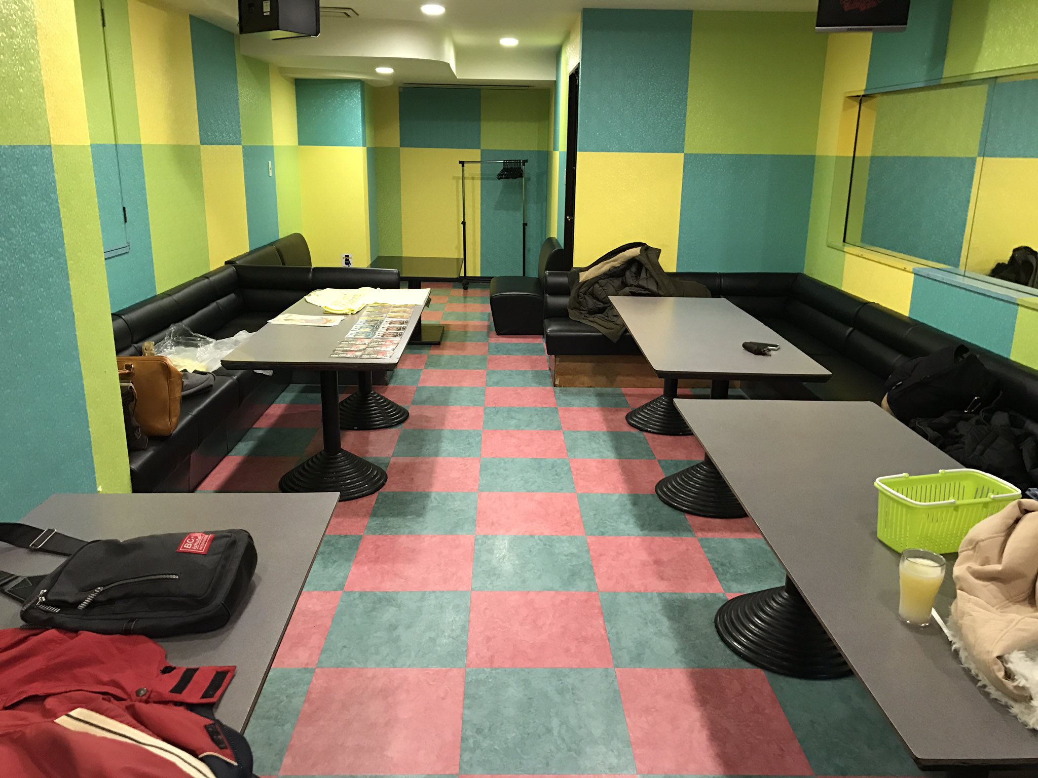 桃花あや A Ya 神聖フレラモ 人数少ないって言ってるのにめちゃくちゃ広い部屋に案内されました 笑 暴れながら歌います 突撃訪問okだよ 池袋西口のカラオケバンバンの受付で趙の予約と言って入ってくださいね T Co