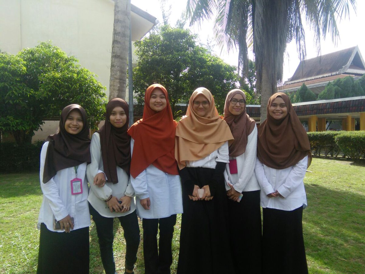 FifiyAmmar's tweet photo. Done first presentation for this sem 💞 #flashbuzz #chocolateteamhaha https://t.co/PufroukjK6