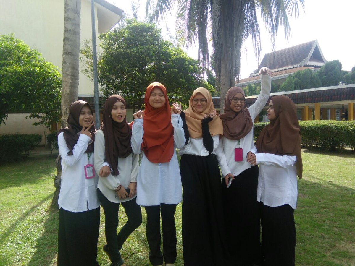 FifiyAmmar's tweet photo. Done first presentation for this sem 💞 #flashbuzz #chocolateteamhaha https://t.co/PufroukjK6