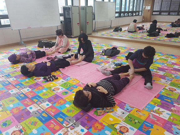#성남시 오늘(2.16)은 새해들어 처음으로 발관리교실을 시작하는 날이었답니다. 봉사자분들은 올해도 장애인분들의 발을 정성스럽게 마사지해주셨습니다. 재활어르신도, 봉사자분들도 모두 올한해도 건강하세요~!!