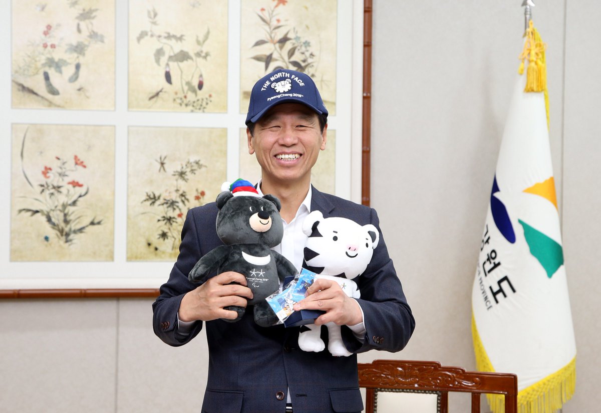 happygangwon's tweet photo. 평창동계올림픽 마스코트 캐릭터 인형을 들고계신 최문순 강원도지사님!! 왤케 귀여우셔 ㅋㅋㅋ

@moonsoonc 
#평창동계올림픽 #당신이평창입니다 https://t.co/6eTs9JY6Ll