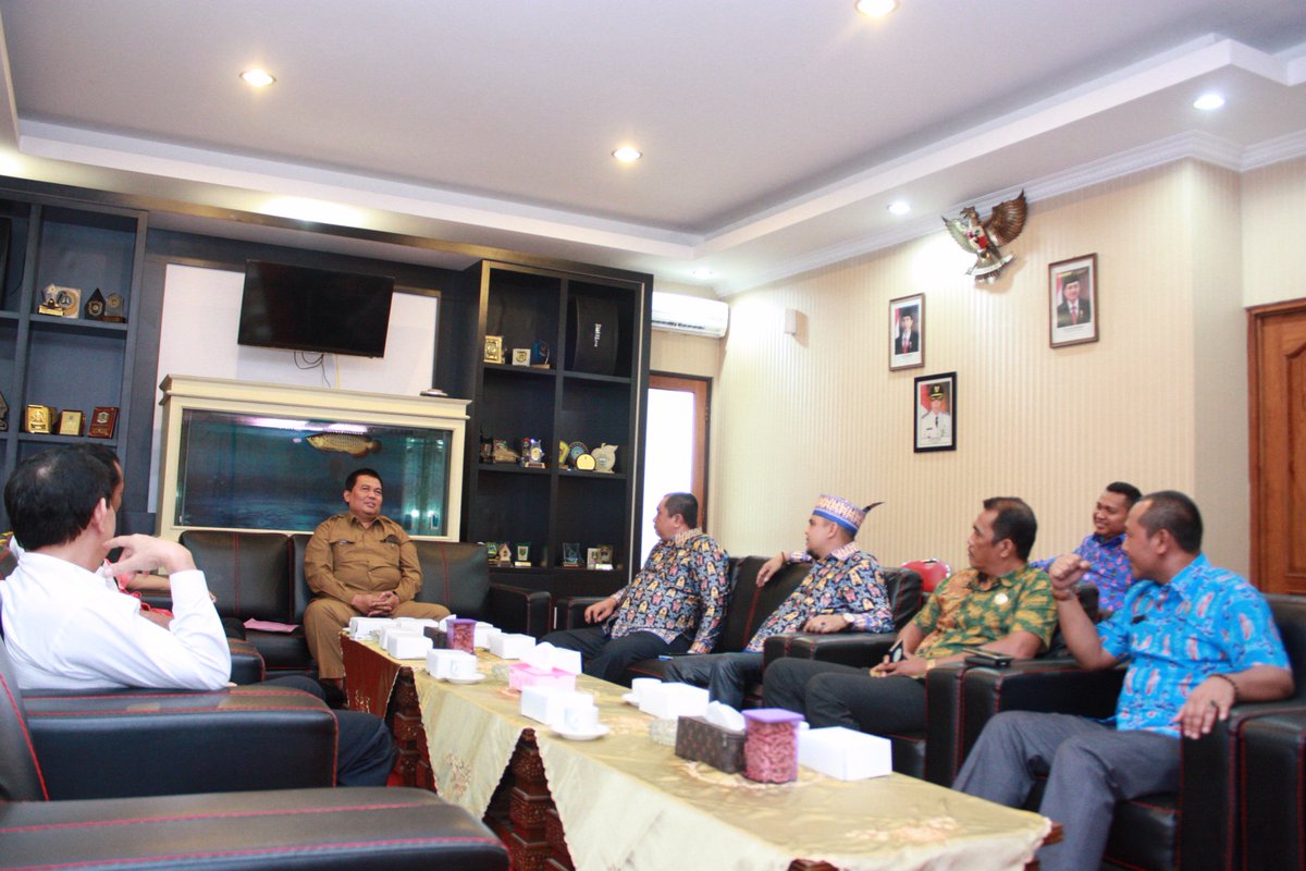 DPRD_kudus's tweet photo. Kamis ,16 Februari 2017. Pimpinan DPRD Bp. Drs H. Ilwani dan Bp. Dedhy Prayogo, SE menerima Kunker dari DPRD Kab. Lamandau Prov. Kalteng https://t.co/wjYdXnbkk4