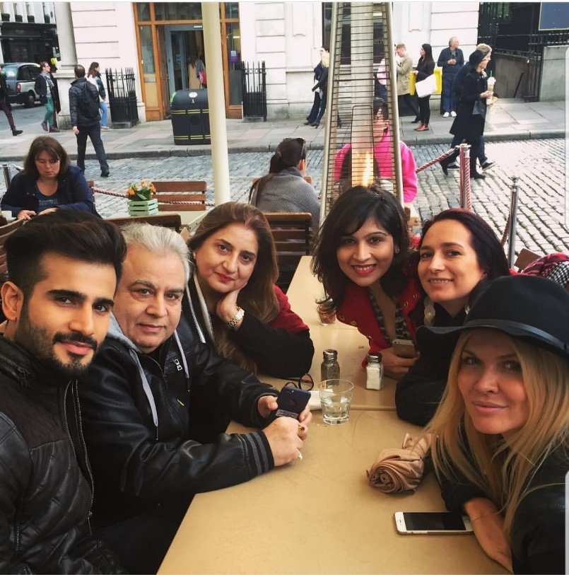 tackerUniverse's tweet photo. @karantacker Insta postβ€
#Throwback #London #LondonDiaries #TravellingDiaries #TackerGallery #Family https://t.co/OMeOjJdo32