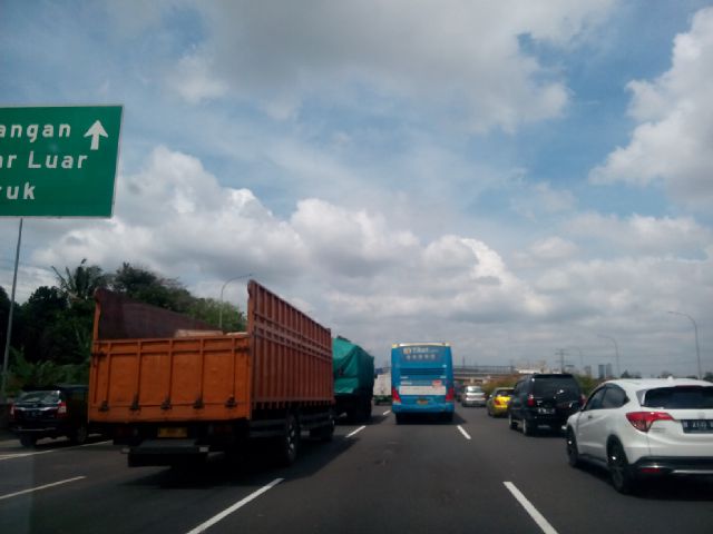 widiechandra's tweet photo. @TMCPoldaMetro tol Jkt Tgr. Dari Tangerang kearah GT Karang Tengah terjadi kpdtan mulai Km.11.600. Sbliknya ramlan https://t.co/Er7iFIwS05