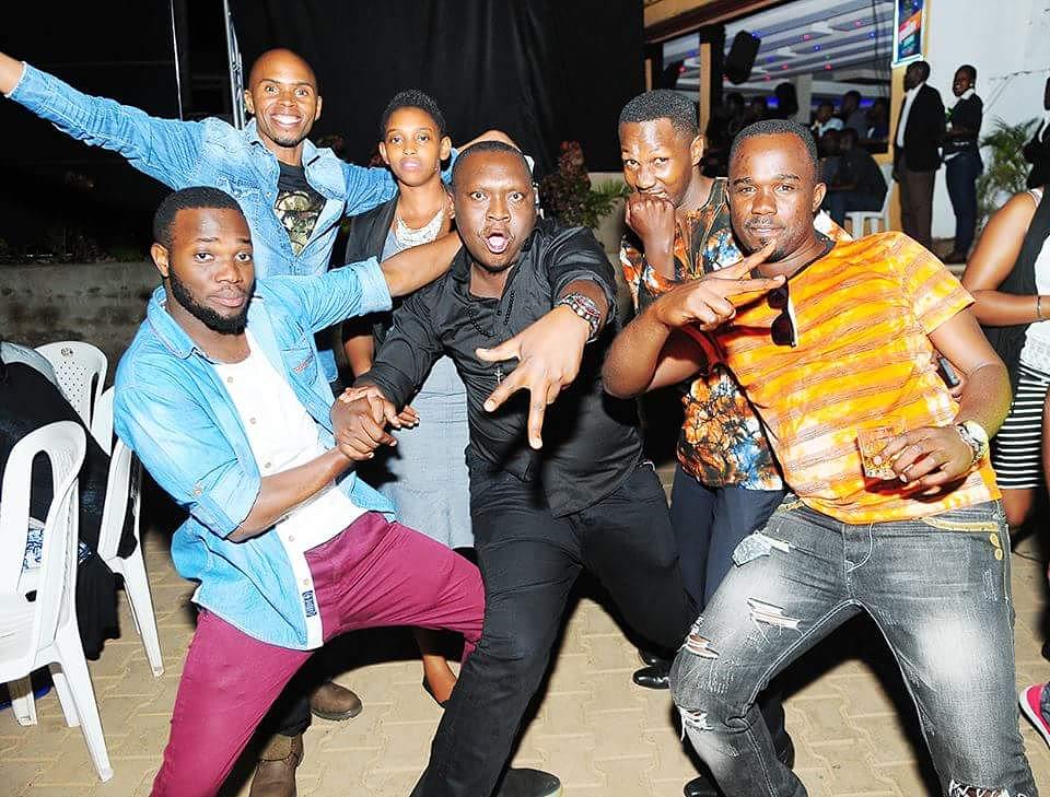 ComedyStoreUG's tweet photo. #TBT with @AlexMuhangi @Idringp #Odizzy @PABLO_KenKimuli @Ewabwire
So who got the funniestπ pose ?
#comedyStoreug at @DinersLounge15 https://t.co/Gn7muB6y0v