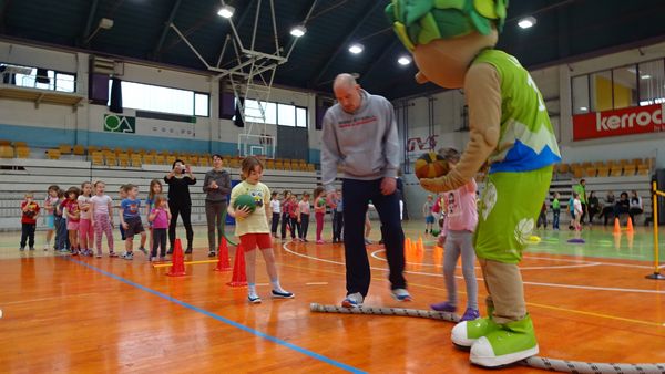 ❓Kam med zimskimi počitnicami? 
📢Udeležite se zabavnih 🏀 aktivnosti z mano! 
📆Poglejte, kdaj smo v vašem kraju
kzs.si/novica-dogodek…