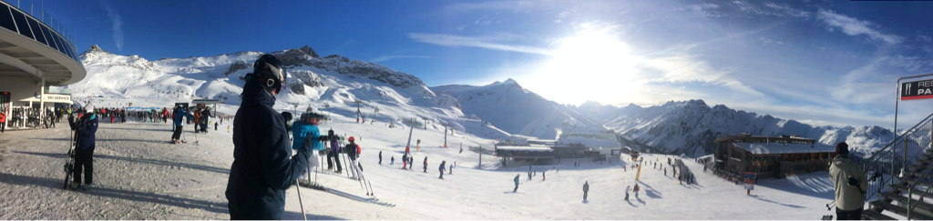 Ischgl_ski's tweet photo. And another #Bluebird you lucky bunch. Get those freshly pisted valley runs in early, Red 1, 1a and 7 #RepTip. https://t.co/yTBdIucnDs
