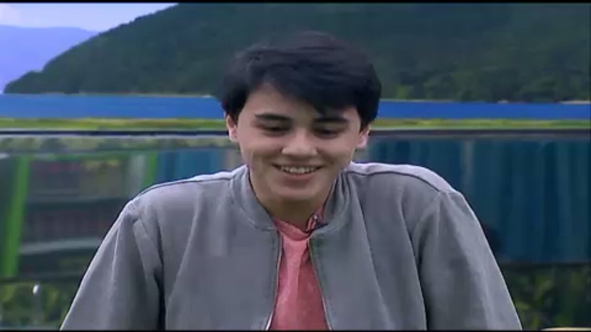 dksshi0218's tweet photo. Hulaan nyo sino tinitignan nya bkit ganyan makangiti. 

PassTheLove MAYMAY https://t.co/TJRk16QXTf