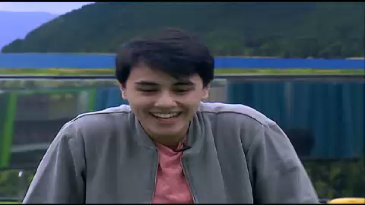 dksshi0218's tweet photo. Hulaan nyo sino tinitignan nya bkit ganyan makangiti. 

PassTheLove MAYMAY https://t.co/TJRk16QXTf