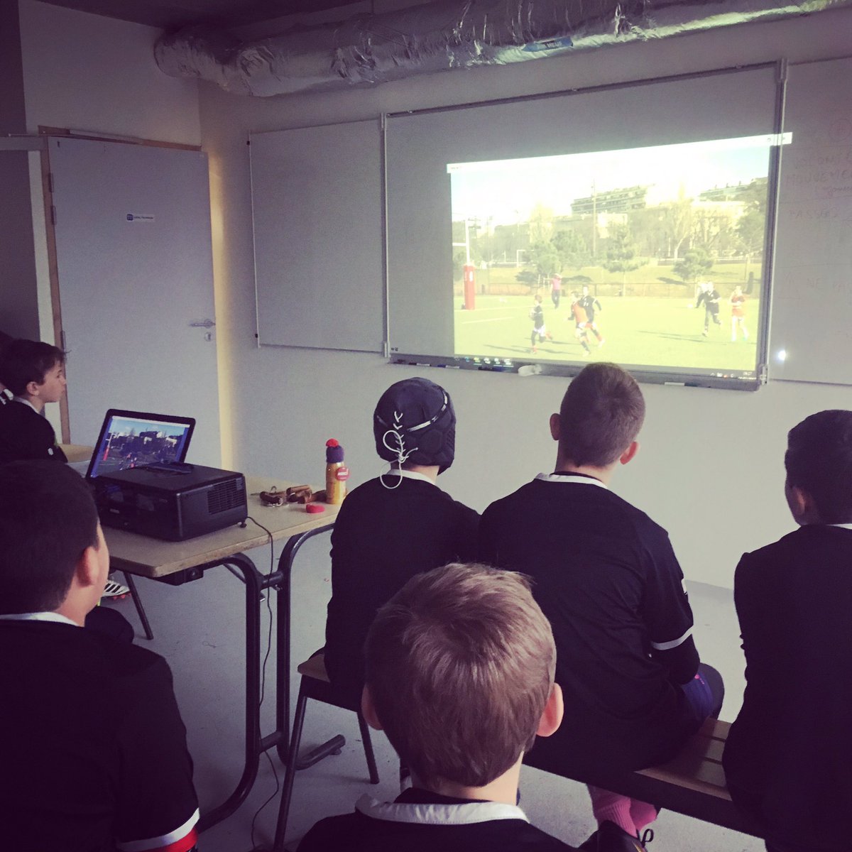 stagerugbysfp's tweet photo. J2 pour les U12. Petite séance vidéo sur l'entraînement d'hier.🎬🏉 #CommeLesPros #StageRugbySFP #CroireEnSesRêves https://t.co/h7U4oJ4MXF