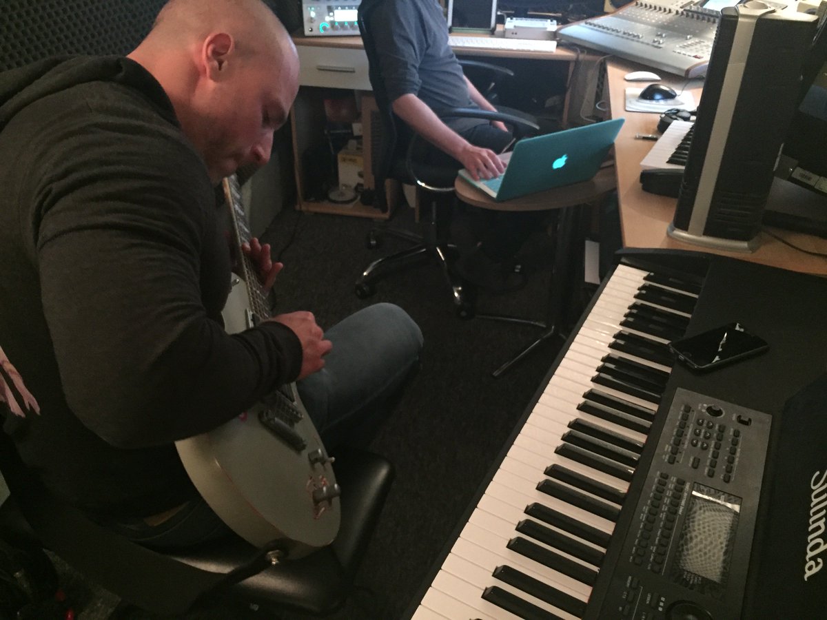 MGJuggernaut's tweet photo. #DarkFight @Kemper_Amps @SimonMiller316 Some studio shots of Miller gurning..... @UntappedStudios https://t.co/YvF7cxFHe4