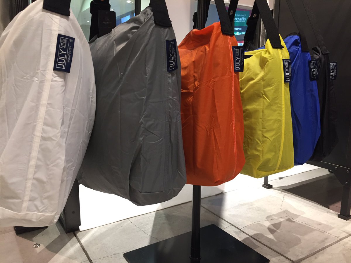 BY_MACHIDA's tweet photo. “Mens”
〈JULY NINE〉
丸めてコンパクトになる実用性の高いショルダーバッグです。
今期らしいお色もありカラーバリエーションも豊富で、女性にもおすすめです。
¥5,400+tax
#BYITEMSM
#beautyandyouth 
#JULYNINE
#ルミネ町田 https://t.co/g1EhleBgB5