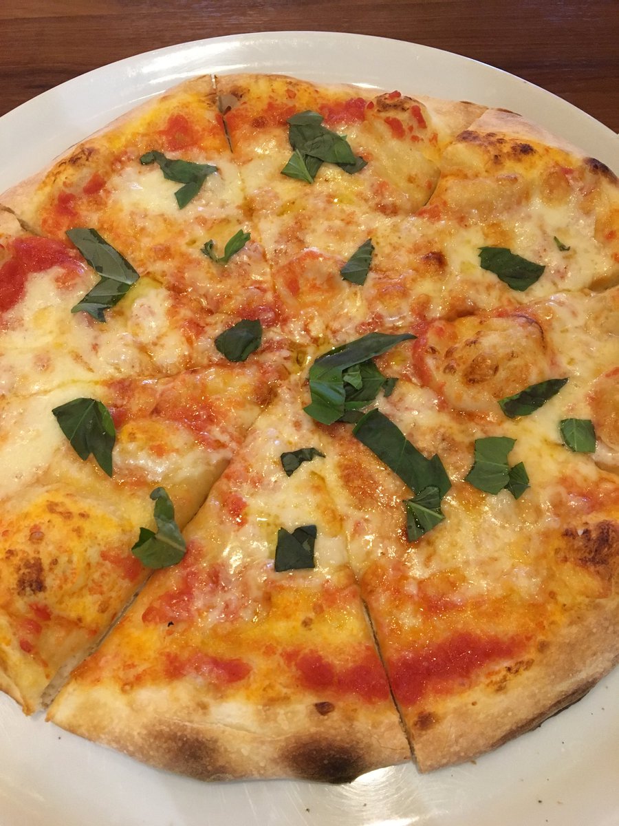 ピザの王道マルゲリータ！
モチモチして美味しい(*´ω`*)