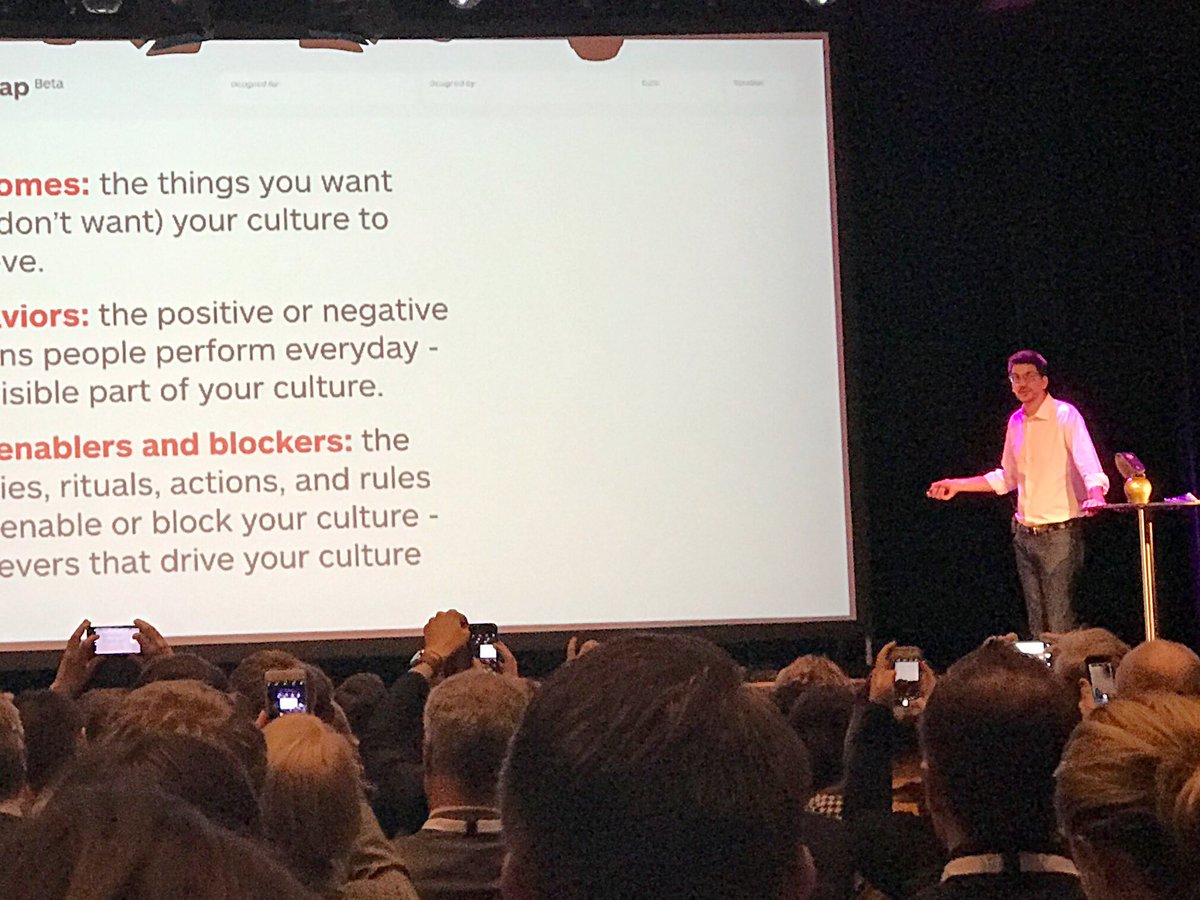 Very obvious that <a href="/AlexOsterwalder/">Alex Osterwalder🇨🇭</a> reaches the audience with his messages. People enthusiastically photographing slides 👍🏻#stormkast2017