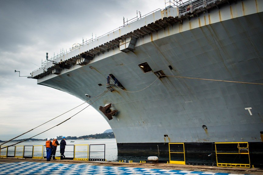 navalgroup's tweet photo. Le #CharlesdeGaulle a entamé il y a une semaine sa refonte à mi-vie et #modernisation à #Toulon sous la maîtrise d'œuvre de DCNS https://t.co/jfFOzuoe9o