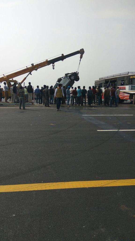 Abhisshek2008's tweet photo. Agra lucknow expressway ..an #mortally #accidente 4 death https://t.co/mk7lbcW7mw