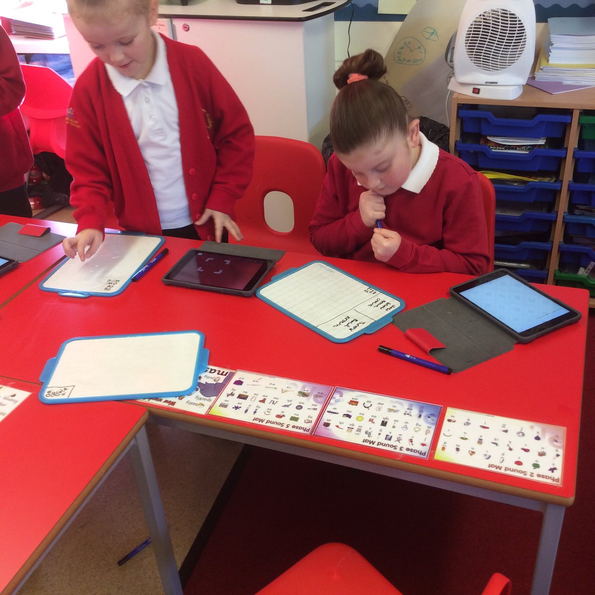 EPA_PumasY2's tweet photo. Year 1 using QR codes to find out our phonics challenges. #keeplearningfresh https://t.co/GEZiT30pUc