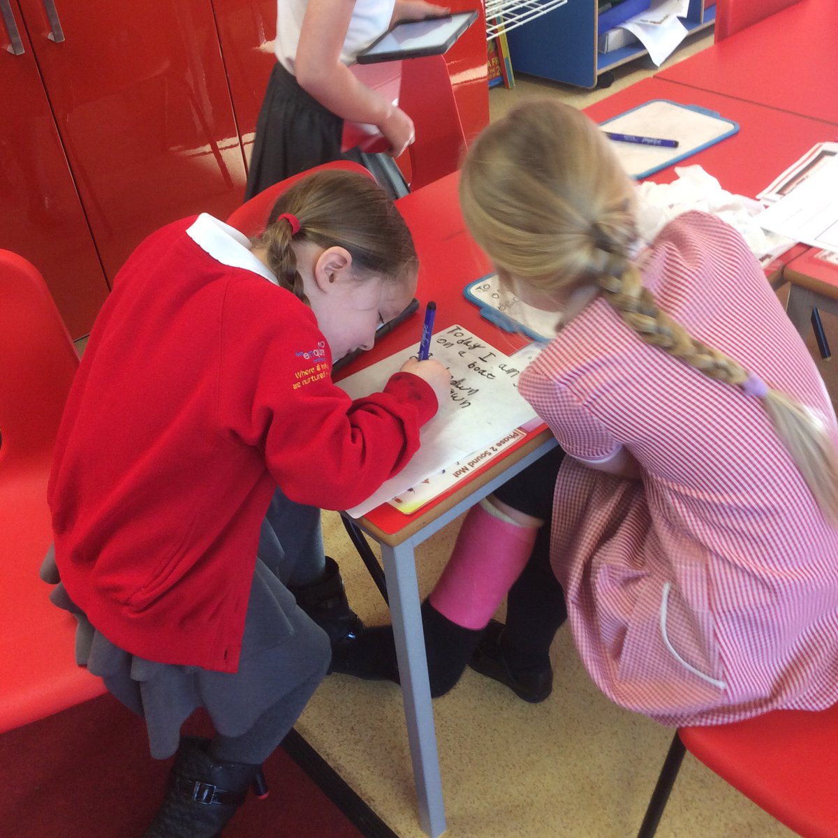 EPA_PumasY2's tweet photo. Year 1 using QR codes to find out our phonics challenges. #keeplearningfresh https://t.co/GEZiT30pUc