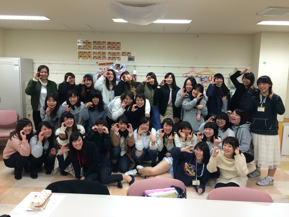 東京こども専門学校 学校生活 明日で授業も終わりということで 集合写真を撮りました クラス制だとより仲良くなれていいですね 保育 クラス 思い出 東京こども専門学校 学校生活 明日で授業も終わりということで 集合写真を撮りました クラス制だとより仲良くなれていいですね 保育 クラス 思い出