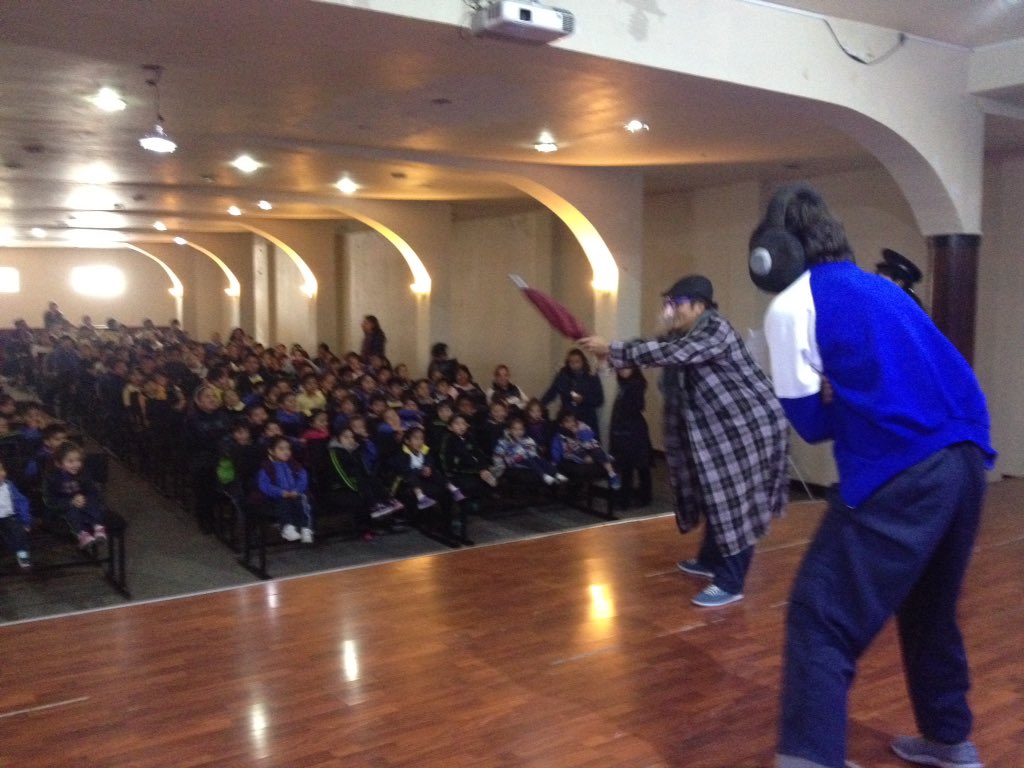 comandoclown's tweet photo. Entre risas y maromas, alumnos de primaria aprendieron sobre respeto al peatón y cultura vial. Función muy divertida 😁@ https://t.co/EwDjvbYfhJ