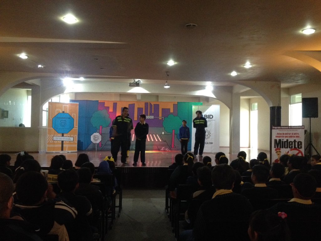 comandoclown's tweet photo. Entre risas y maromas, alumnos de primaria aprendieron sobre respeto al peatón y cultura vial. Función muy divertida 😁@ https://t.co/EwDjvbYfhJ
