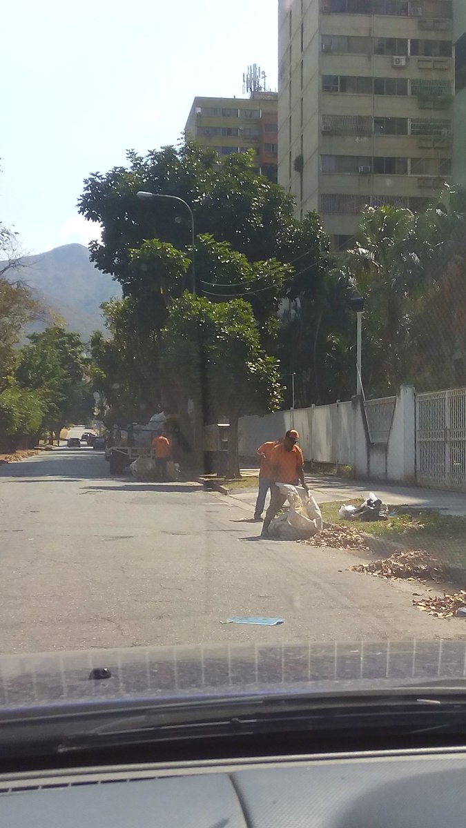 ccpalmareal's tweet photo. Excelente labor de @FUNDANAGUA con la limpieza de nuestras áreas verdes y recreativas, el buen trabajo se nota!!! https://t.co/4qlrFywpDk