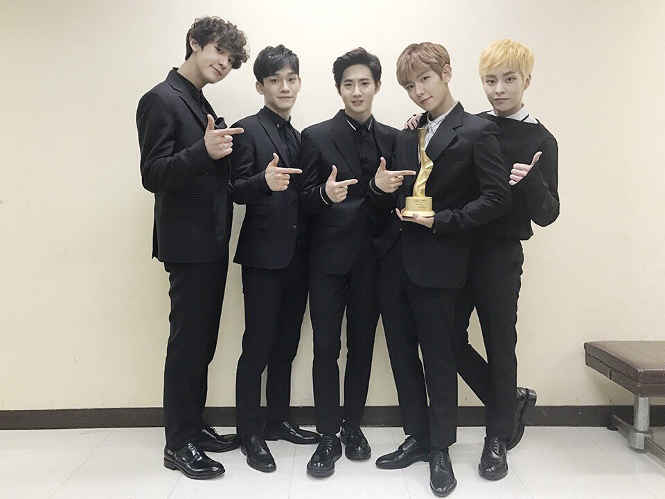 smtownexok's tweet photo. 오늘 열린 이데일리문화대상에서 #EXO 가 콘서트 부문 최우수상을 받았습니다! https://t.co/Pvsn6pUi5U