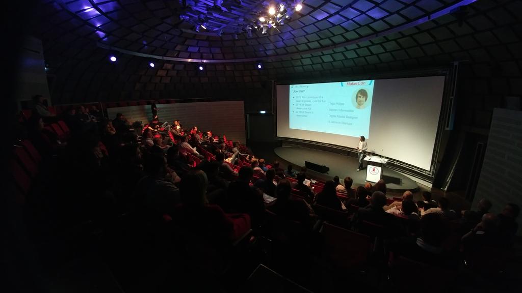 Teja Philipp live on stage at @MakerConDE - the auditorium is crowded! #makercon <a href="/MrBeamLasers/">Mr Beam Lasers GmbH</a>