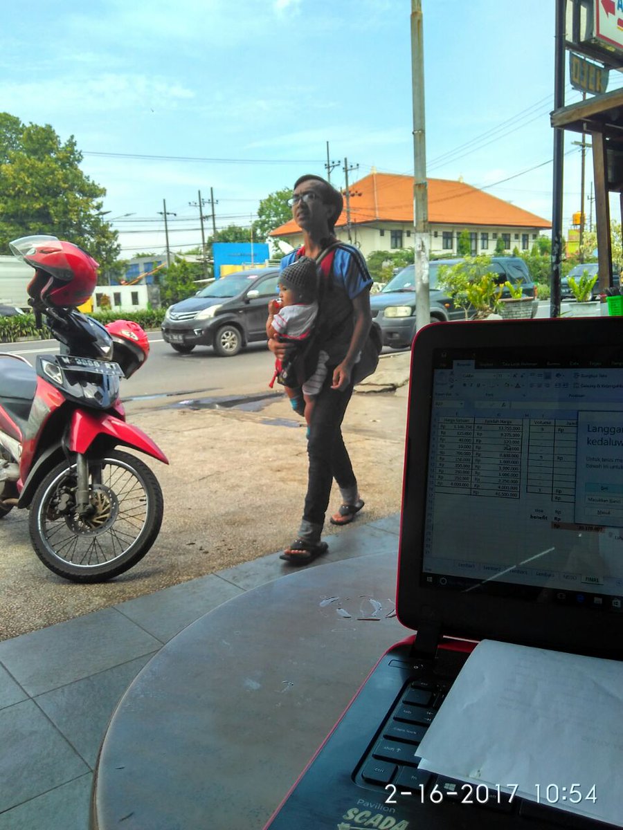 Dan hari ini..Mas bojo g sengaja dipertemukan lagi..Ditempat yg sama..Stasiun waru..Tiba2 mas bojo kirim foto ini. Dan heboh lah saya 😁