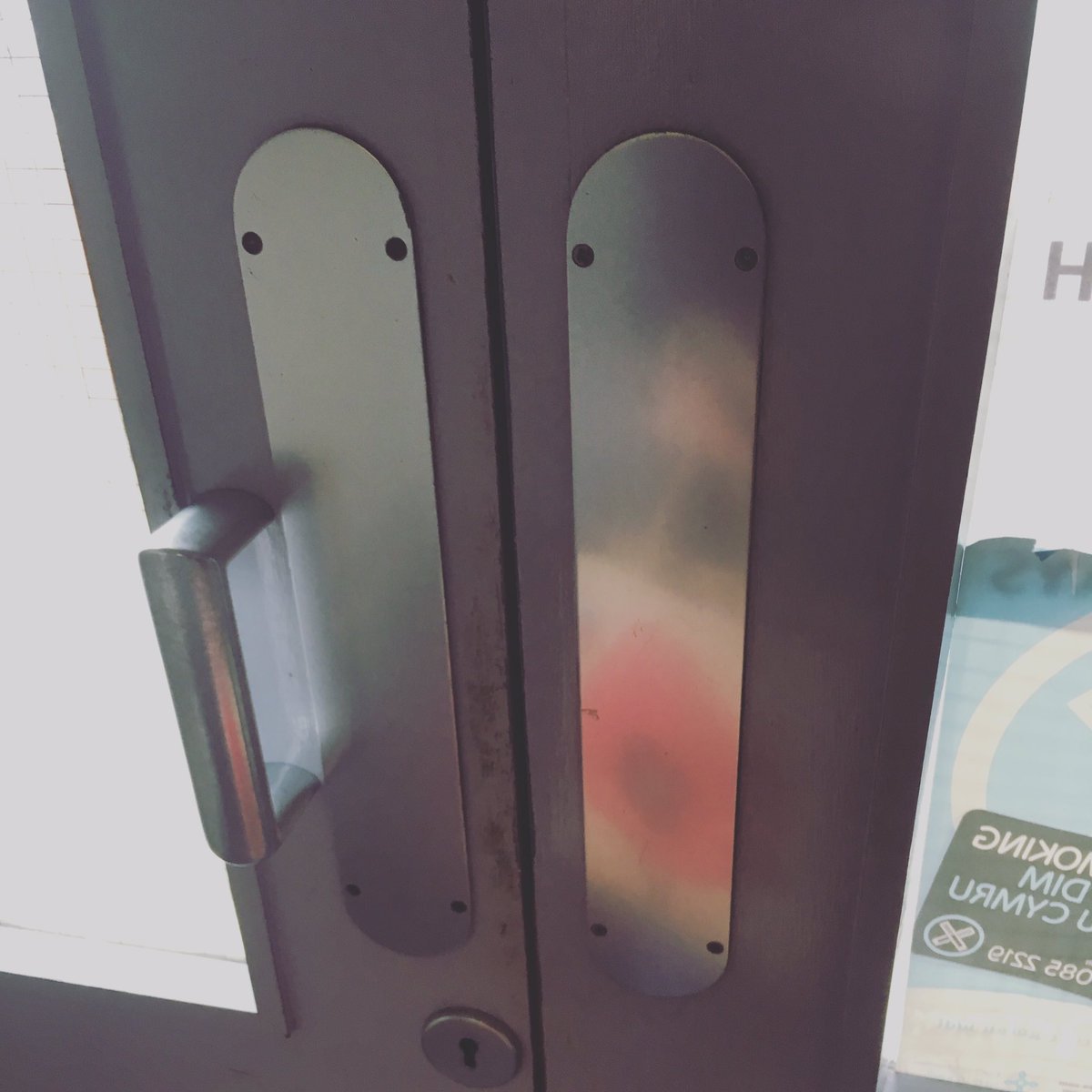 Oli98's tweet image. Pet hate. Guess which was the push door...? The one on the LEFT with a HANDLE!!!! 🤦🏻‍♂️ who needs a handle to push? #doorproblems #pointless