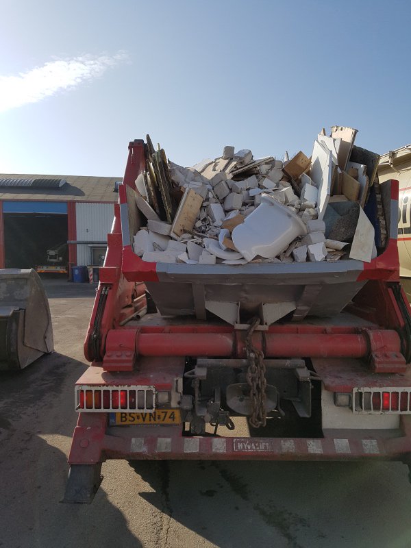 JoycevRandwijk's tweet photo. Onze eerste container #sloopafval is opgehaald, nog zeker 2 te gaan! #DePolderij #verbouwing https://t.co/5K9CbteKhD