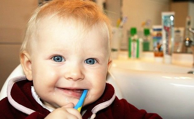 Actu du jour :
Pas de fluor pour bébé avant 6 mois ! Et ensuite ? Avec parcimonie 👶⚠️
http://buff.ly/2ksQYyM