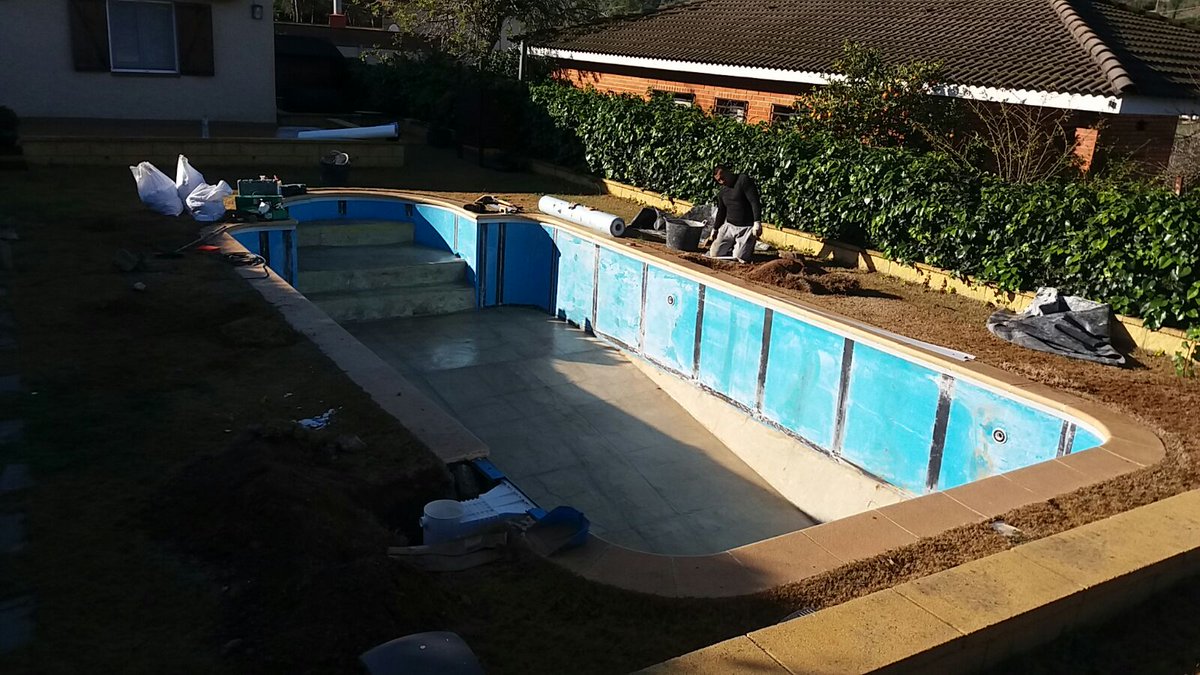 diazpools's tweet photo. Nueva #renovación de #piscina con menos de tres años de antigüedad. Cuidado con las "innovaciones", a corto plazo salen caras!! https://t.co/Rv6NCafzf9